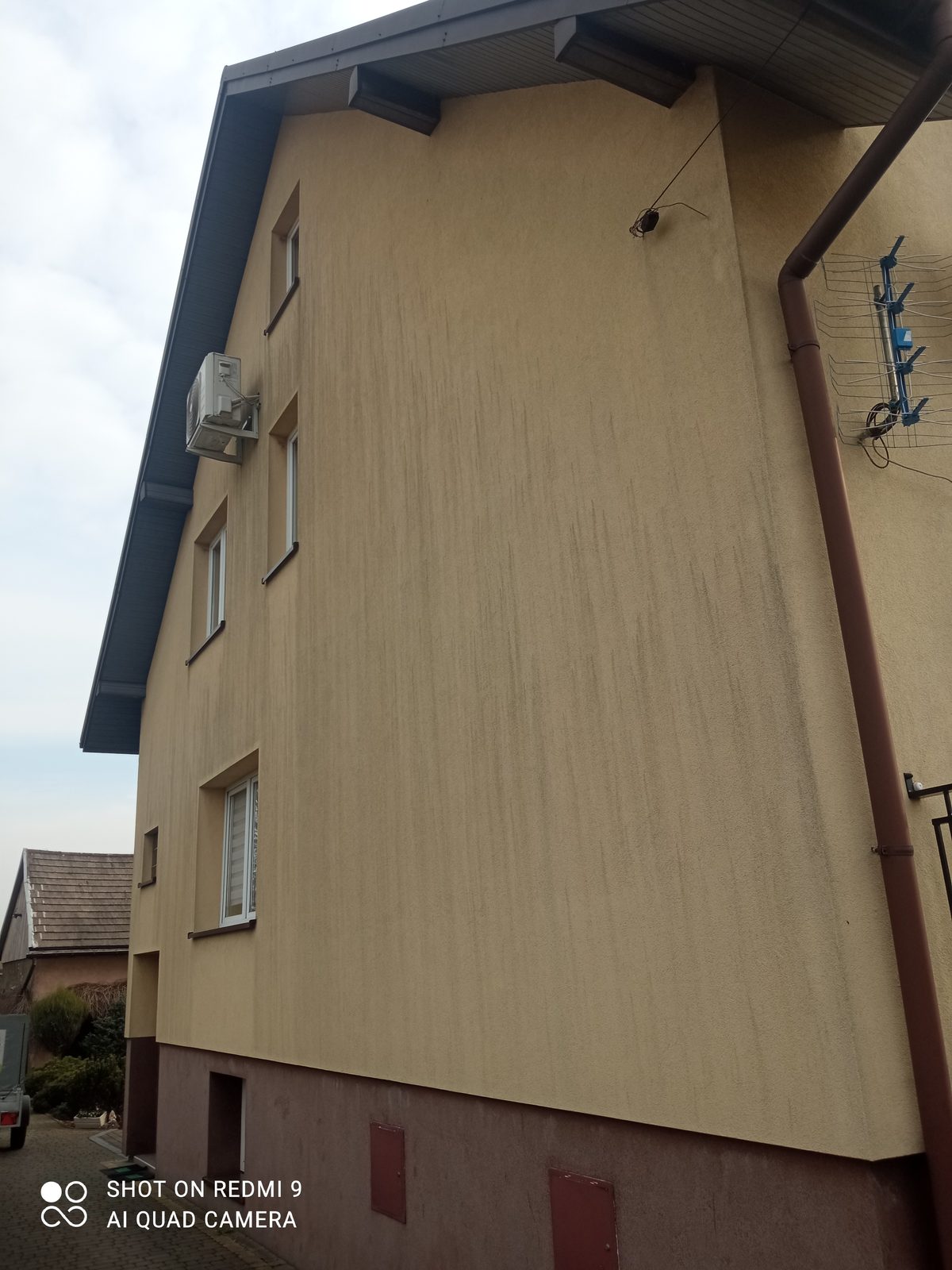 Mycie elewacji gorącą wodą Tychy - elewacja przed czyszczeniem