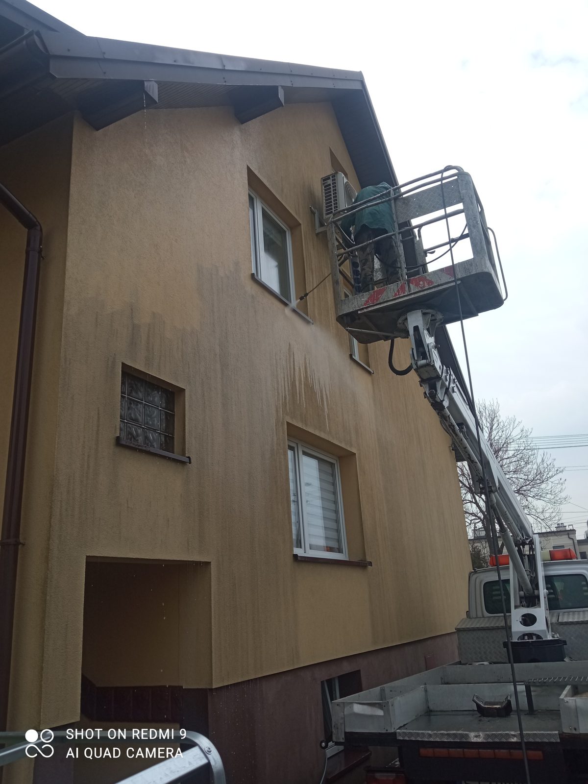 Zabrudzona elewacja przed myciem wysokociśnieniowym