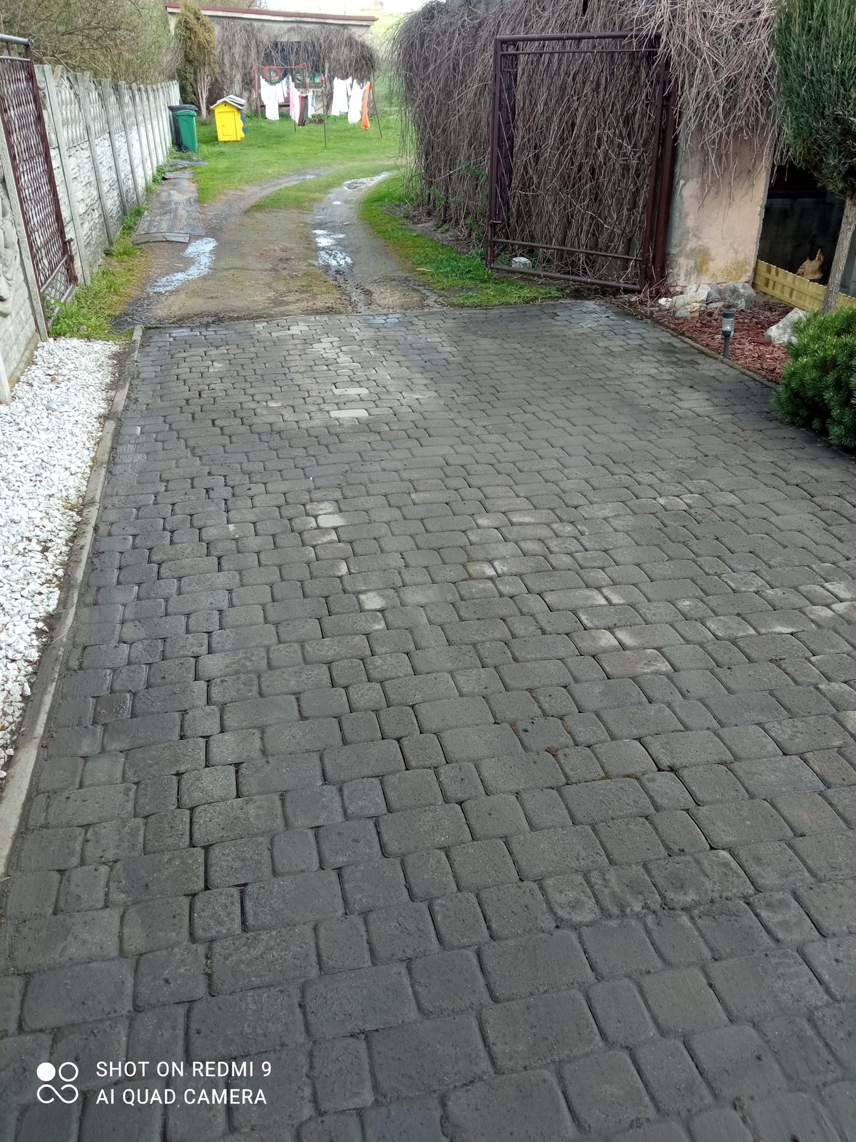 Mycie kostki brukowej Śląsk - kostka przed czyszczeniem