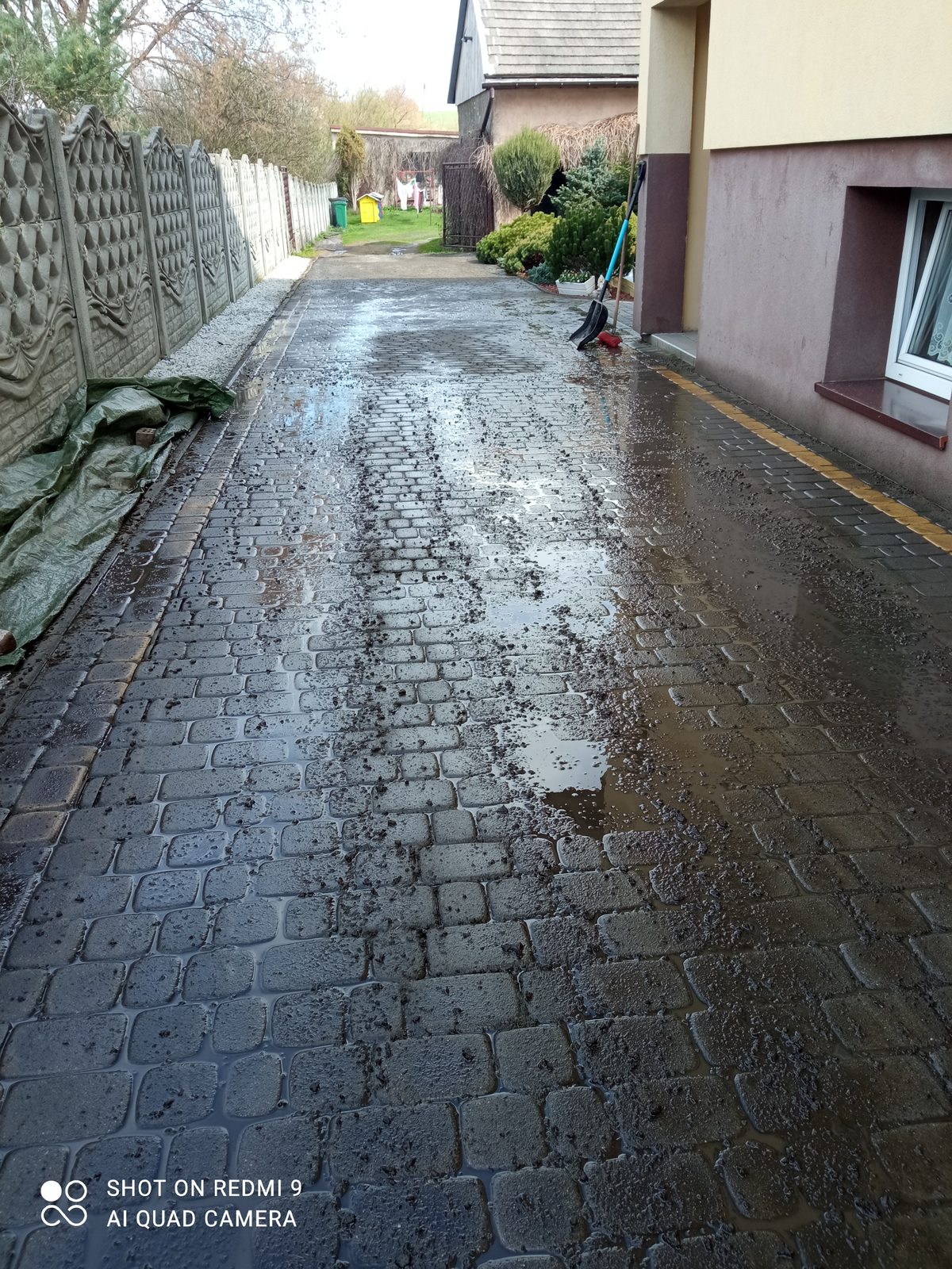 Zabrudzona kostka brukowa przed myciem wysokociśnieniowym