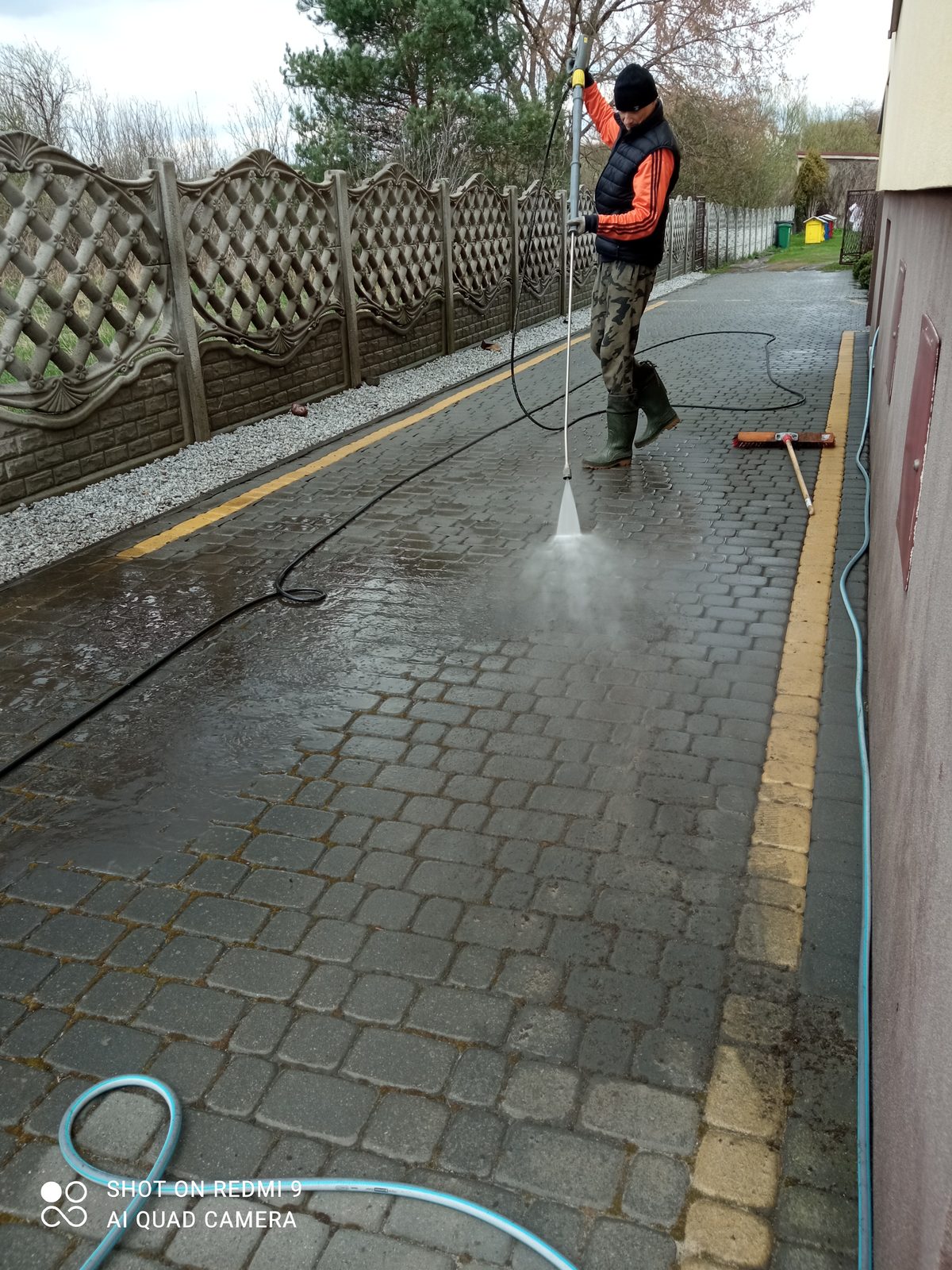 Mycie kostki brukowej wysokociśnieniowe - w trakcie pracy
