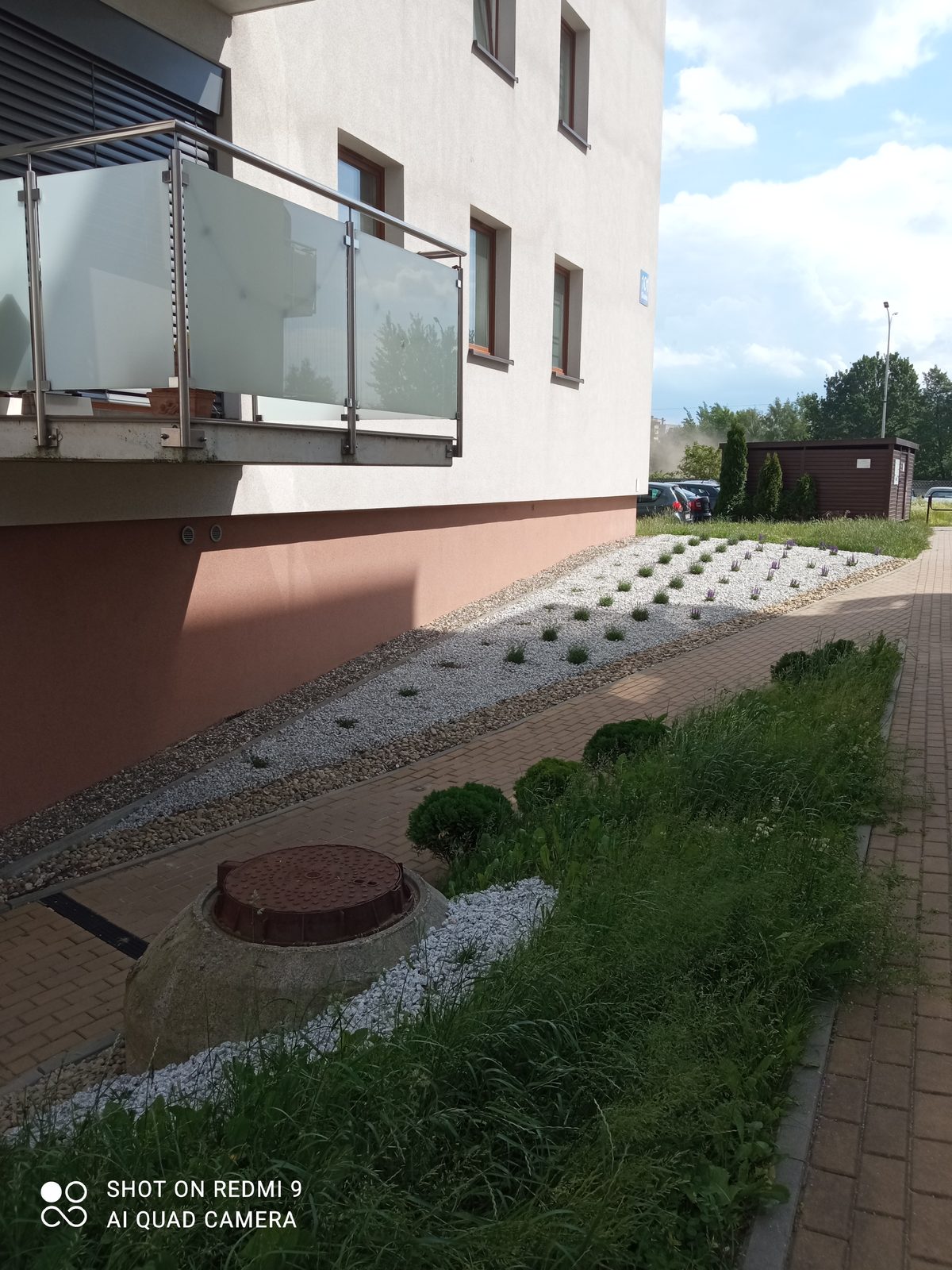 Nowa rabata ozdobna wzdłuż budynku po założeniu
