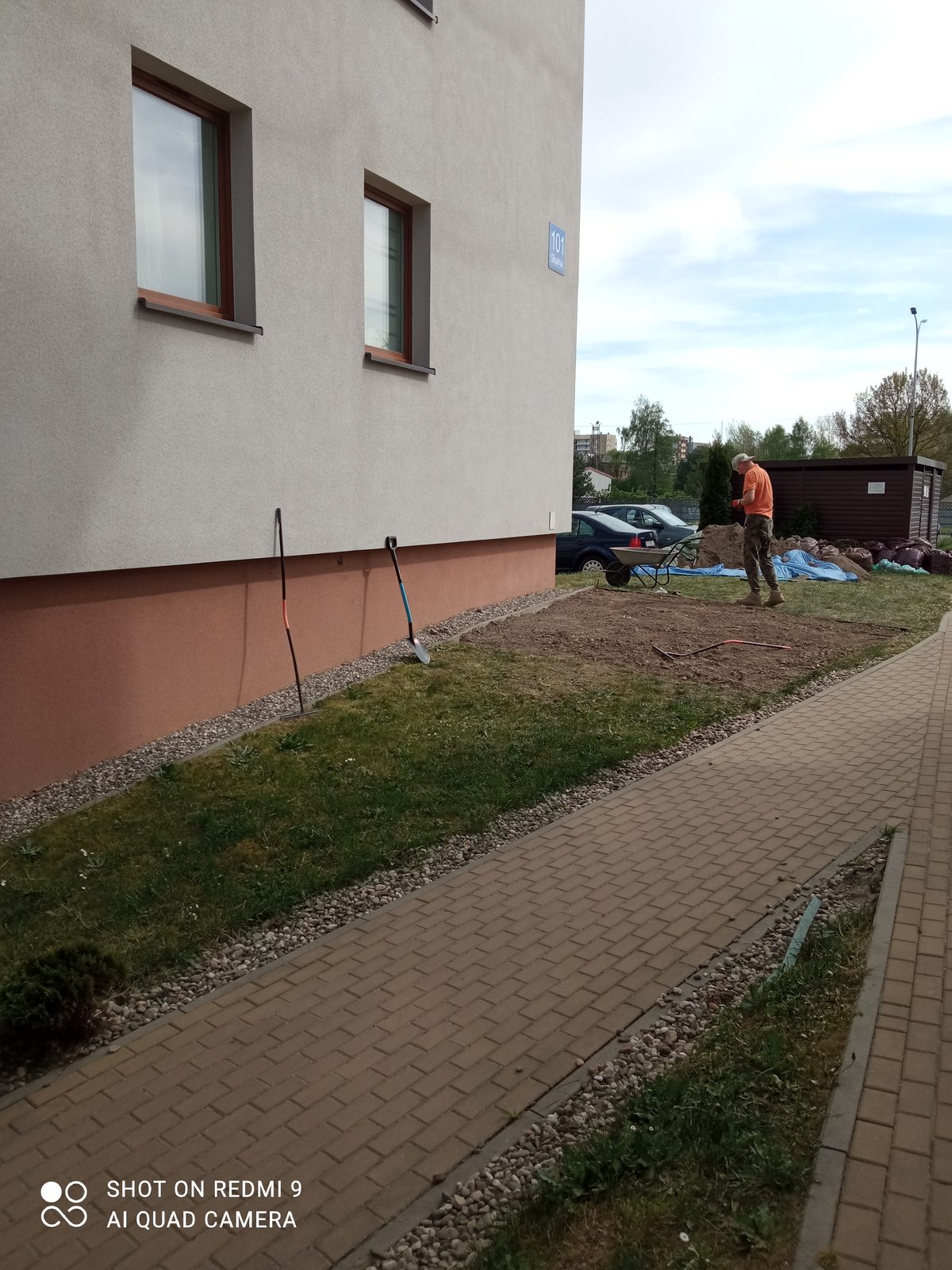 Zakładanie rabaty - prace ogrodnicze w trakcie